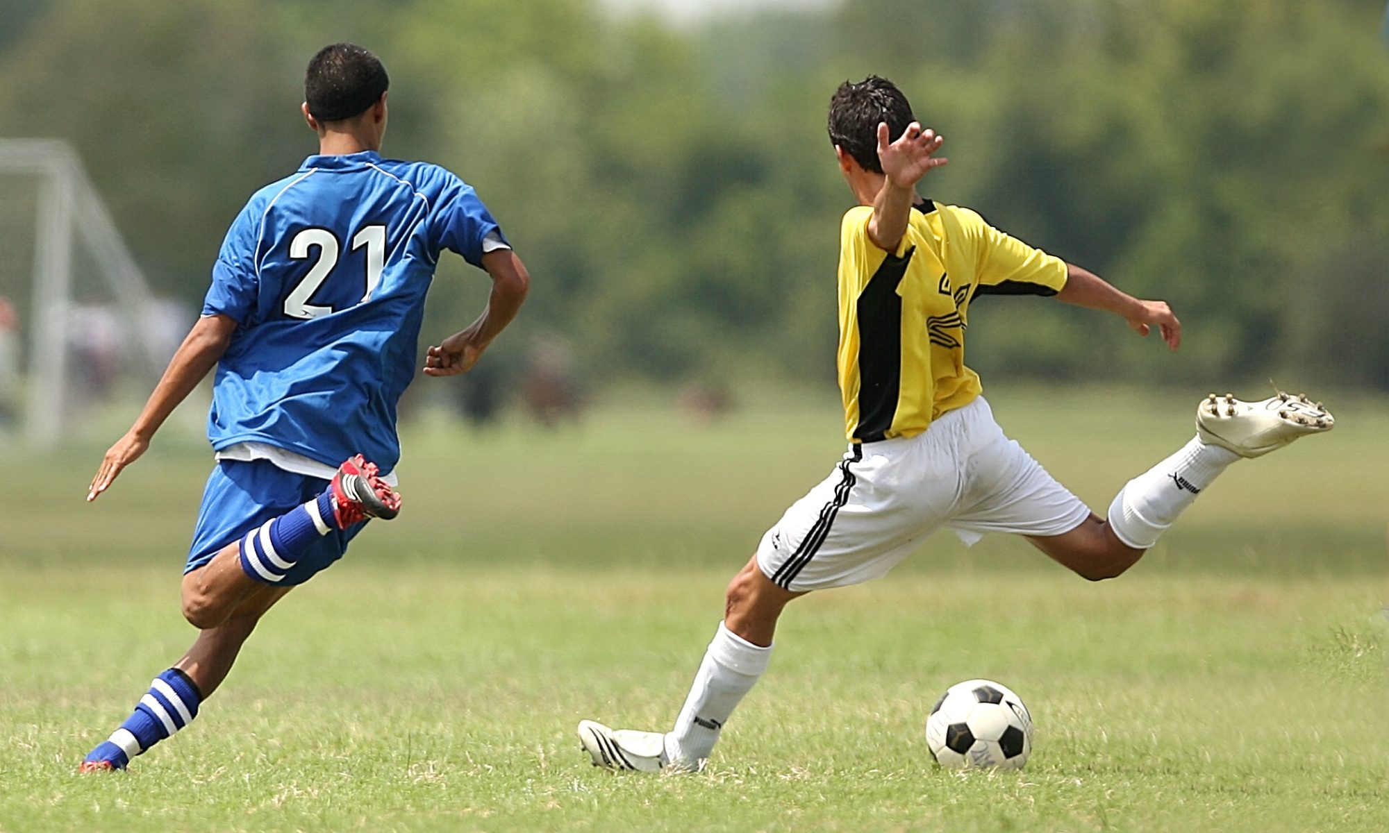 pesone che giocano a calcio